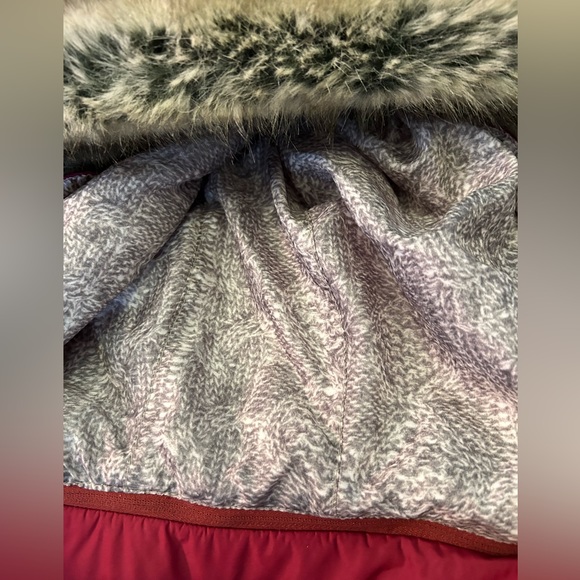 Women's Plum Puffer Vest with Faux Fur Trim - Picture 8 of 9